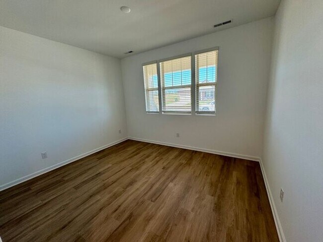 Building Photo - MOVE IN SPECIAL-3 bedroom with study/flex/office/keeping room