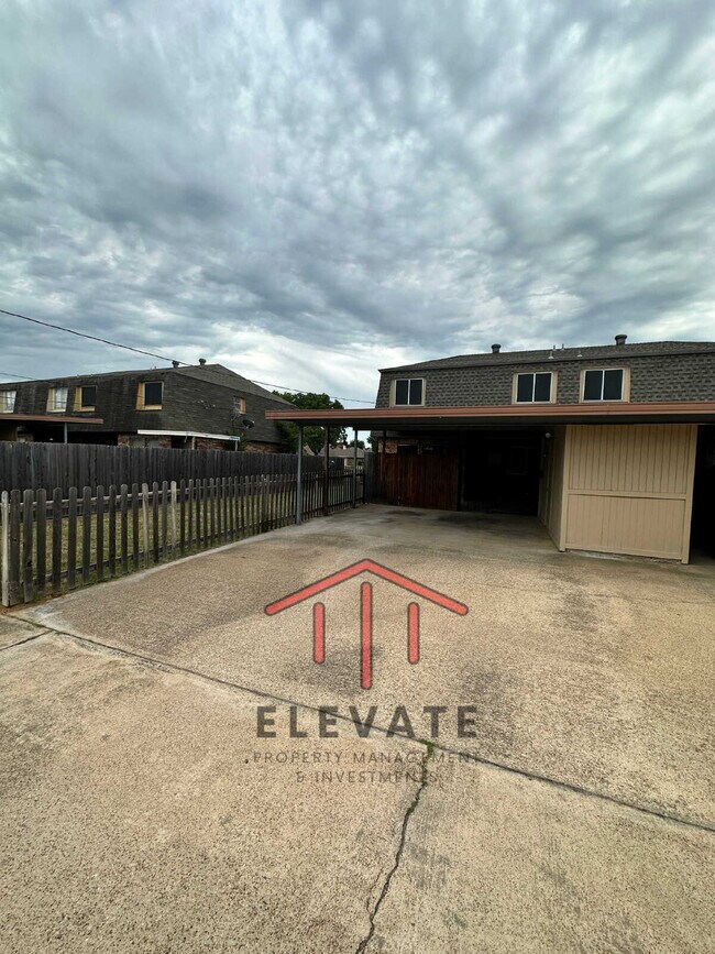 Building Photo - "Charming 3-Bedroom Townhouse Oasis with 2...