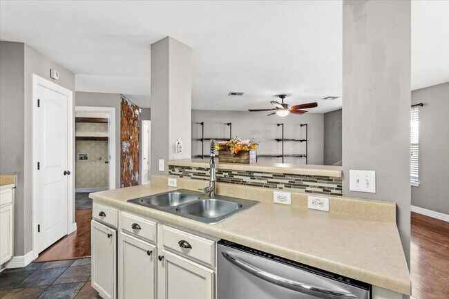 Building Photo - 208 Rock Hound Ln