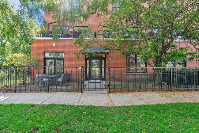 Building Photo - 2920 N River Walk Dr