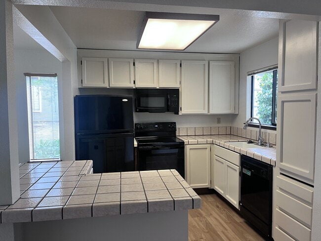 Building Photo - 578 Spinnaker Ct