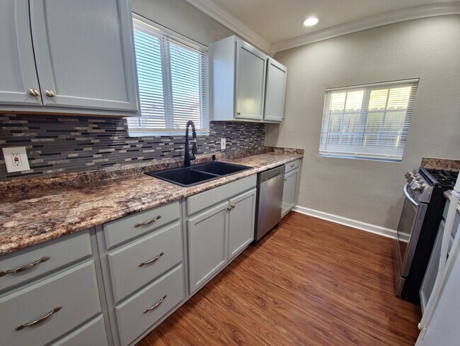 Building Photo - Spacious 3/2 home in South Austin