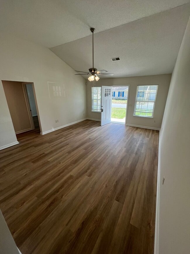 Building Photo - Move-in Ready! Charming 3 Bedroom 2 Bathro...
