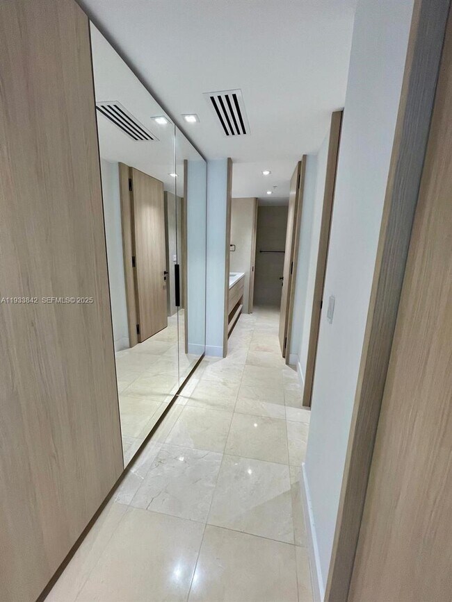 Building Photo - 251 Crandon Blvd