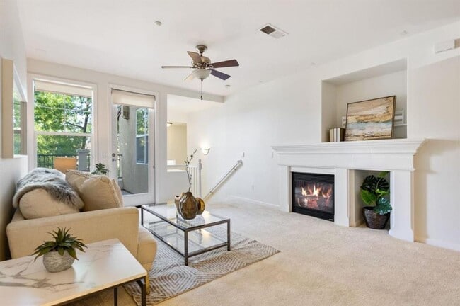 Building Photo - Gorgeous 2 Bed 2 Bath Dublin Townhome with Amenities! Centrally Located!