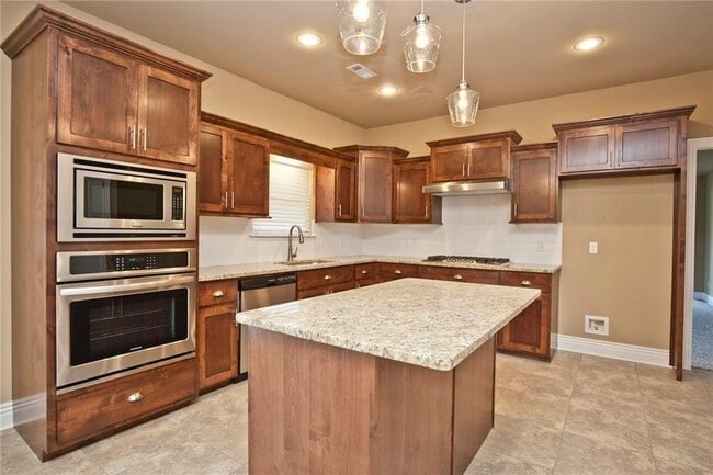 Building Photo - 4609 SW Plumley Ave