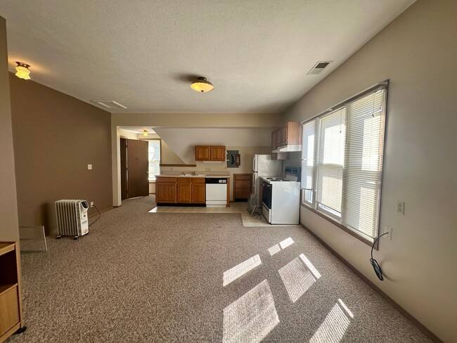 Building Photo - Peteyboy Properties LLC-437 W Jackson A &amp; B