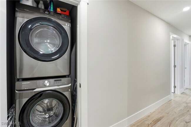 Building Photo - 6163 Plumosa Ave