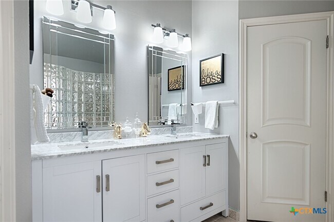 Building Photo - 30209 Oak Tree Dr