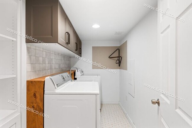 Building Photo - Charming 4-Bedroom Home in St. Johns with Finished Basement & Spacious Living Areas