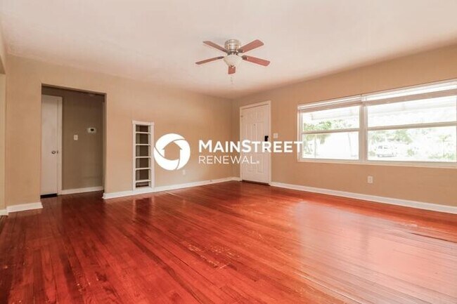 Building Photo - 2 Bedroom Pet-Friendly Home in Clearwater, FL with Main Street Renewal