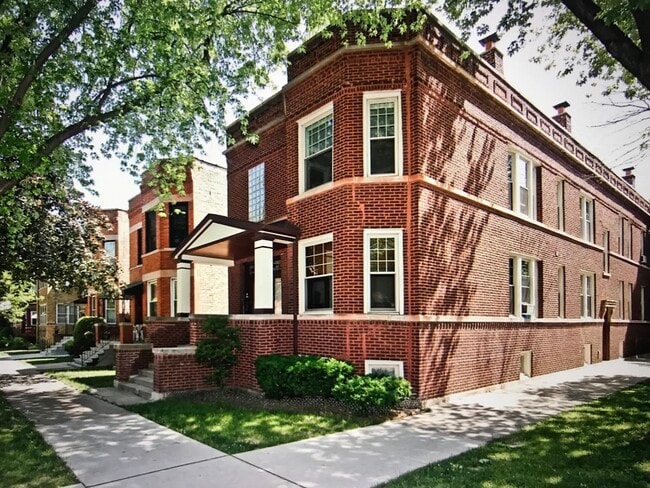Building Photo - 2252 W Waveland Ave