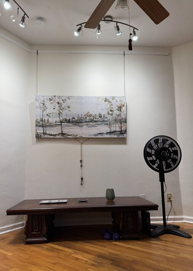 Building Photo - Historic Home 2 Bedroom +office 2 Baths, and Off street Parking