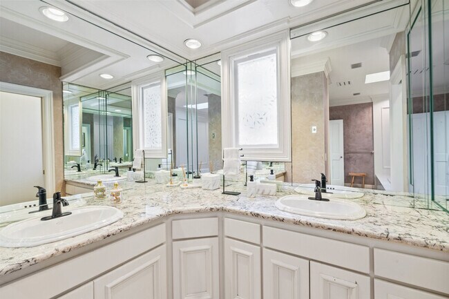 Building Photo - 6408 E Mercer Way