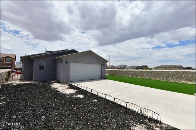 Building Photo - 14901 Tierra Isaiah Ave