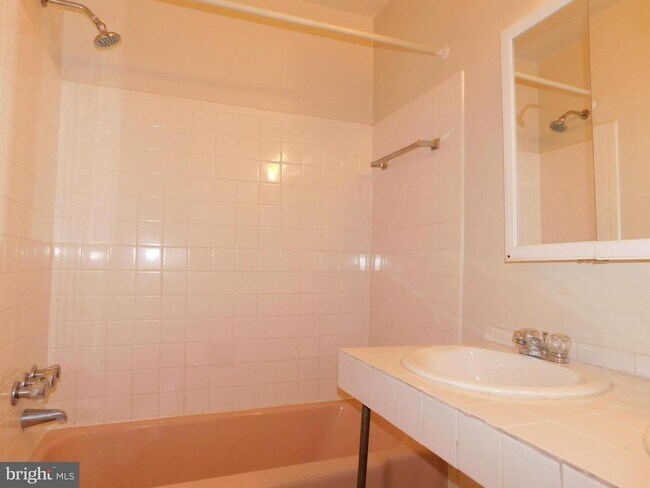 Building Photo - 6421 Earlham Dr