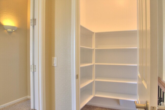 Building Photo - 2413 E Park View Ln