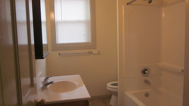 Building Photo - 209 W Dewald St