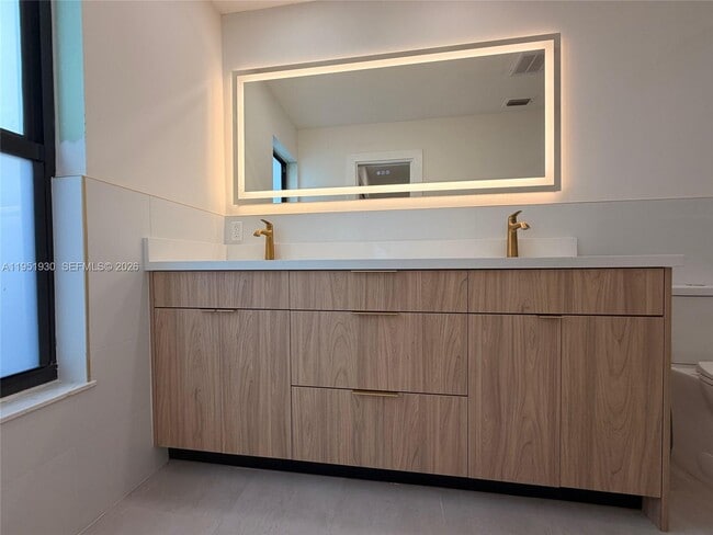 Building Photo - 1462 SW 25th Ave