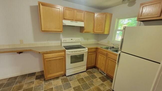 Building Photo - 537 Allyn St