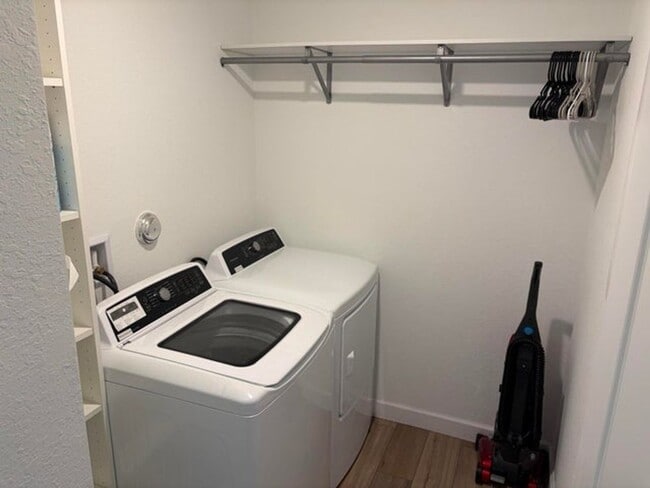 Building Photo - 4181 Lagoon Shore Dr