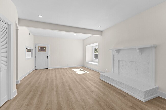 Building Photo - AVAILABLE NOW. $1450 MONTH. 3 BED 1 BATH. IDEAL LOCATION IN BELLEVUE. CLOSE TO EVERYTHING WEST NA...