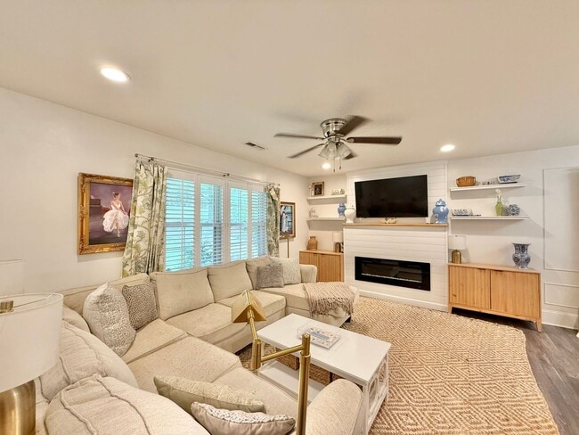 Building Photo - Stunning 3BD, 2BA Raleigh Home with a Fenc...
