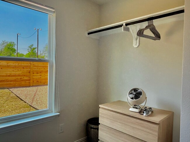 Building Photo - Sunny Side Up