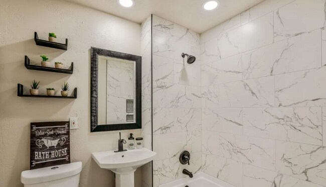 Building Photo - Charming Craftsman-Style Home in Boise 837...