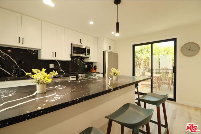 Building Photo - 918 N San Vicente Blvd