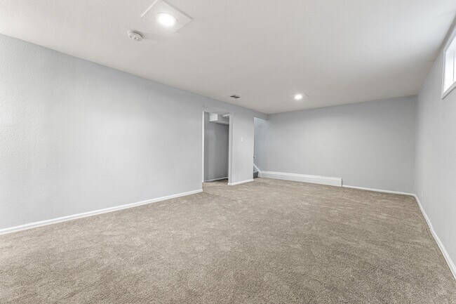 Building Photo - 3512 W Berry Dr