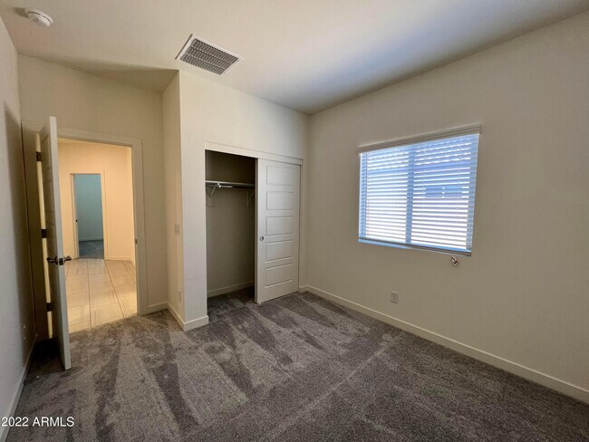 Building Photo - 729 E Diamond Dr