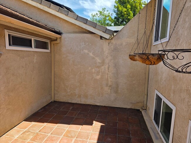 Building Photo - Large 3 bedroom home in quiet neighborhood cul-de-sac with amazing views