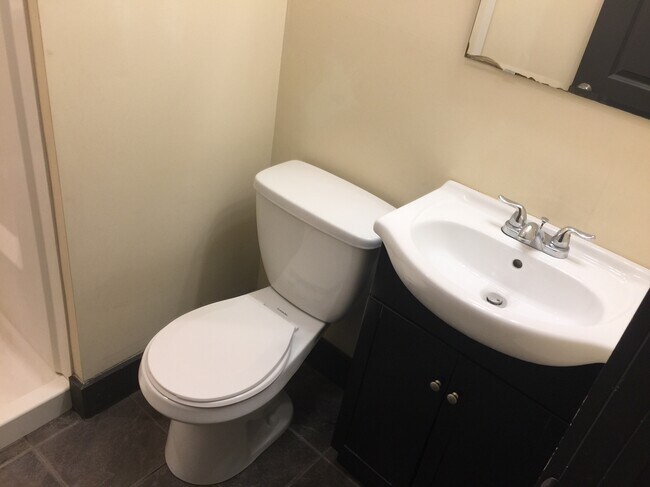 BATHROOM 2 - 1727 N Gratz St
