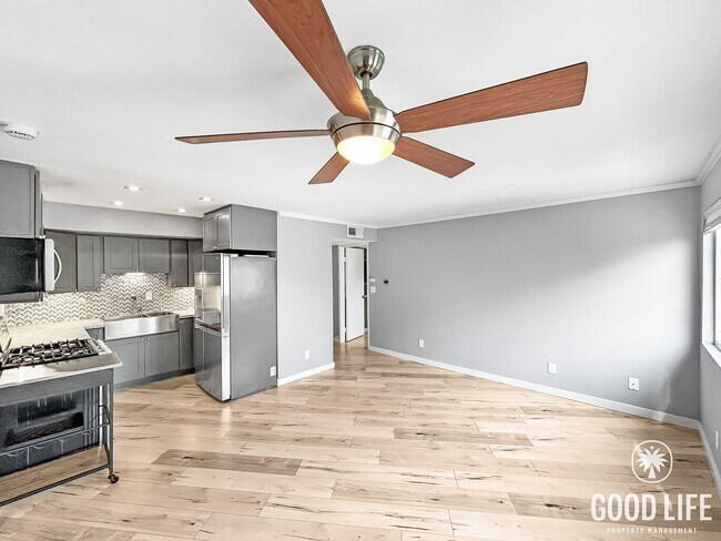 Building Photo - Beautiful 2BD/2BA W/ Reserved Parking and In-Unit Laundry in North Park!