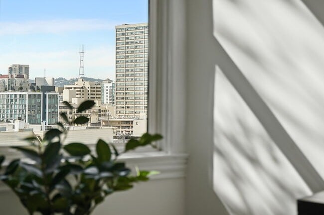 Building Photo - Gorgeous 4BR/2.5BA Nob Hill Home with Shar...