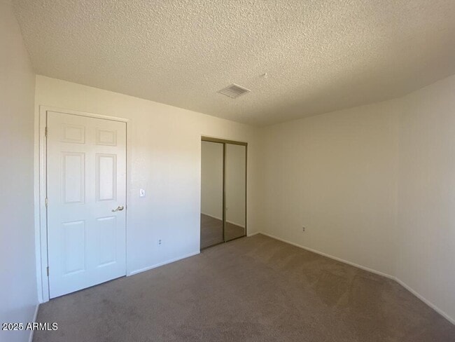 Building Photo - 3271 Briarwood Dr