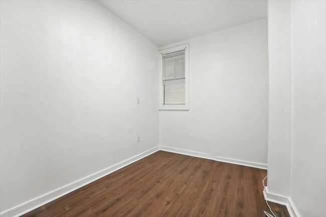 Building Photo - 122 Hutton St