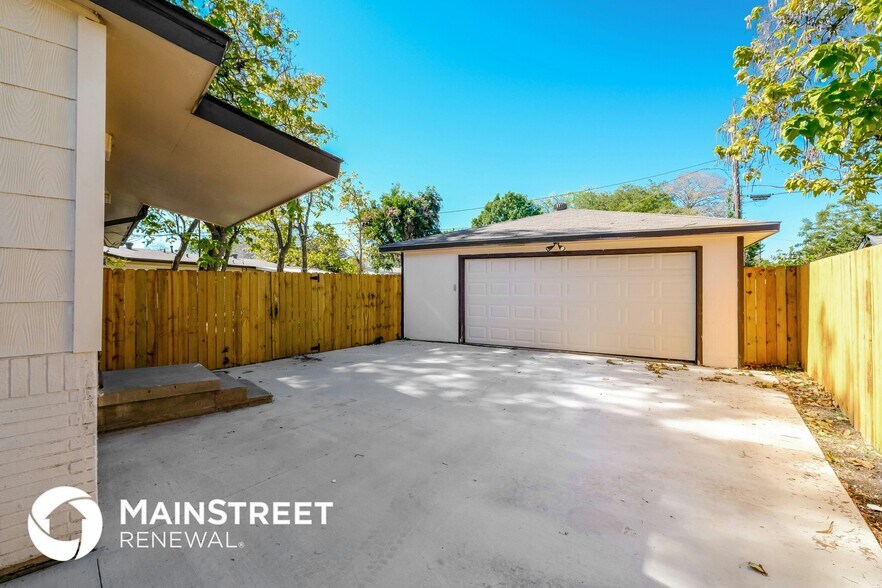 Building Photo - 2937 Larry Dr