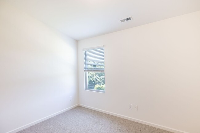 Building Photo - 1 Year Old 2-Bedroom Townhome in Lowell (M...