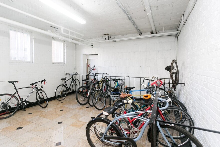 Building Photo - 821 W Waveland Ave