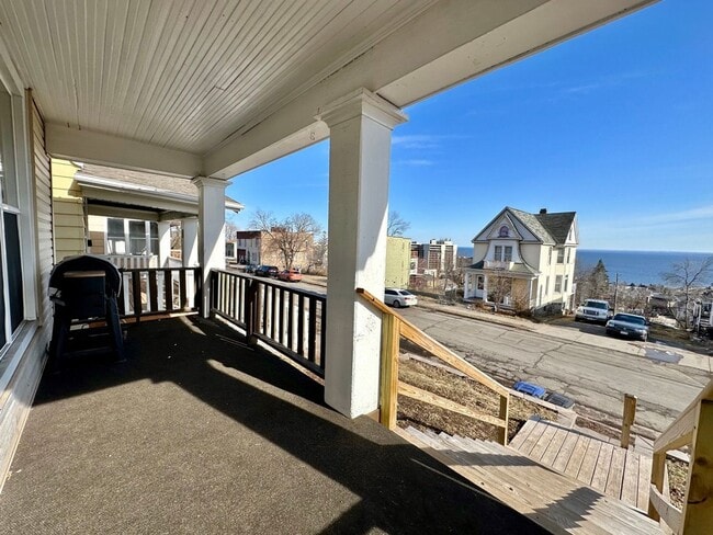 Building Photo - AVAILABLE JUNE - Remodeled 3 Bed 1.5 Bath Central Hillside Home