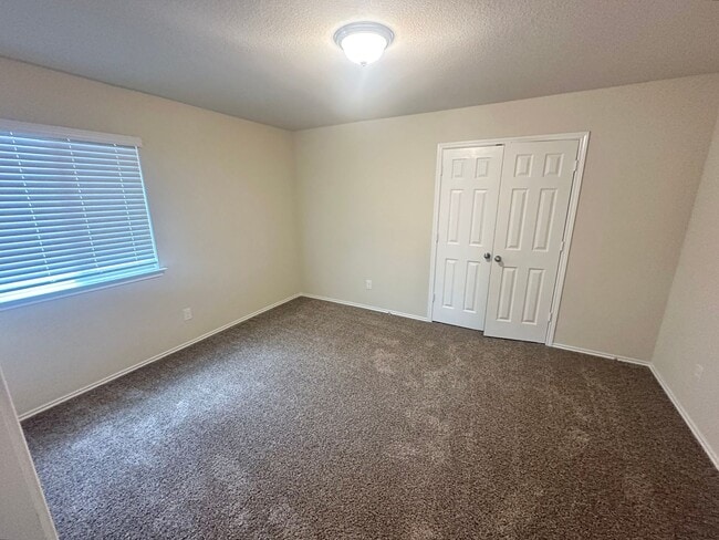 Building Photo - AVAILABLE NOW ! 1 WEEK FREE MOVE IN SPECIAL