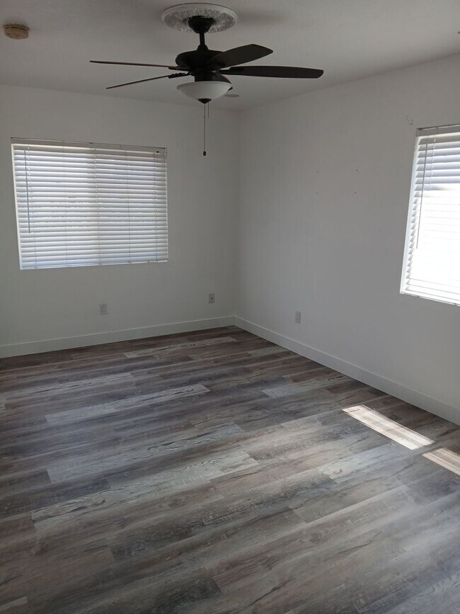 Building Photo - 560