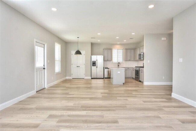 Building Photo - 204 Russet Trl
