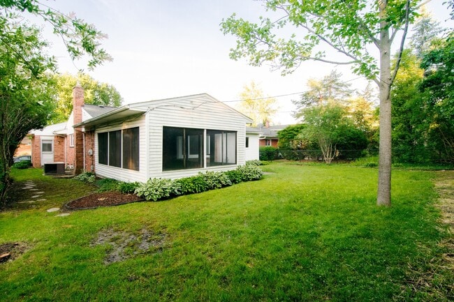 Building Photo - 2751 Aurora St