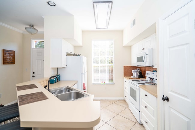 Building Photo - "Charming 2-Bed, 2-Bath Townhouse Retreat in Tampa's Serene White Lake Court!"