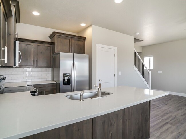 Building Photo - Beautiful 3 Bed 2.5 Bath Townhome in West ...