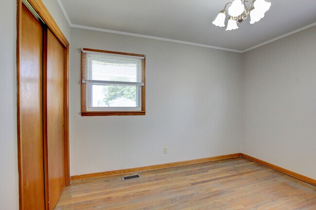 Building Photo - 104 W McReynolds Dr