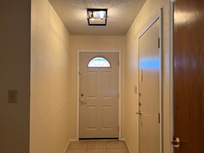 Building Photo - 2108 Selma Dr